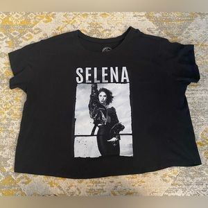Plus Size Selena Crop Top - Size 2
Super soft T
Excellent Selena visual